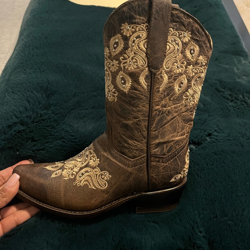Leather Cowgirl boots size 1 wildflower brand with matching leather belt